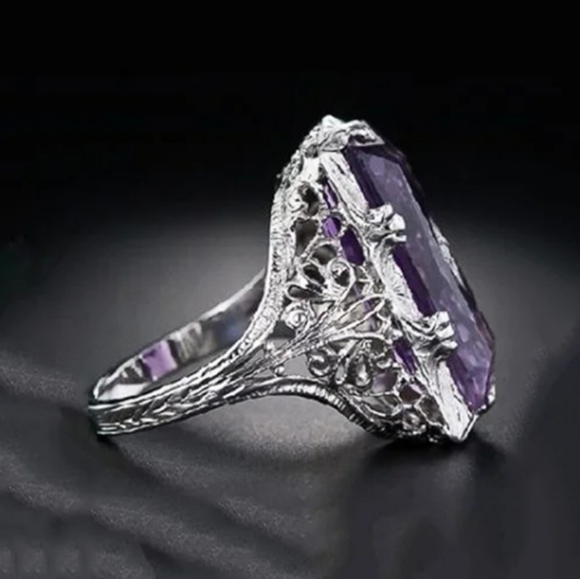 Woman's Ring - Picture 2 of 2